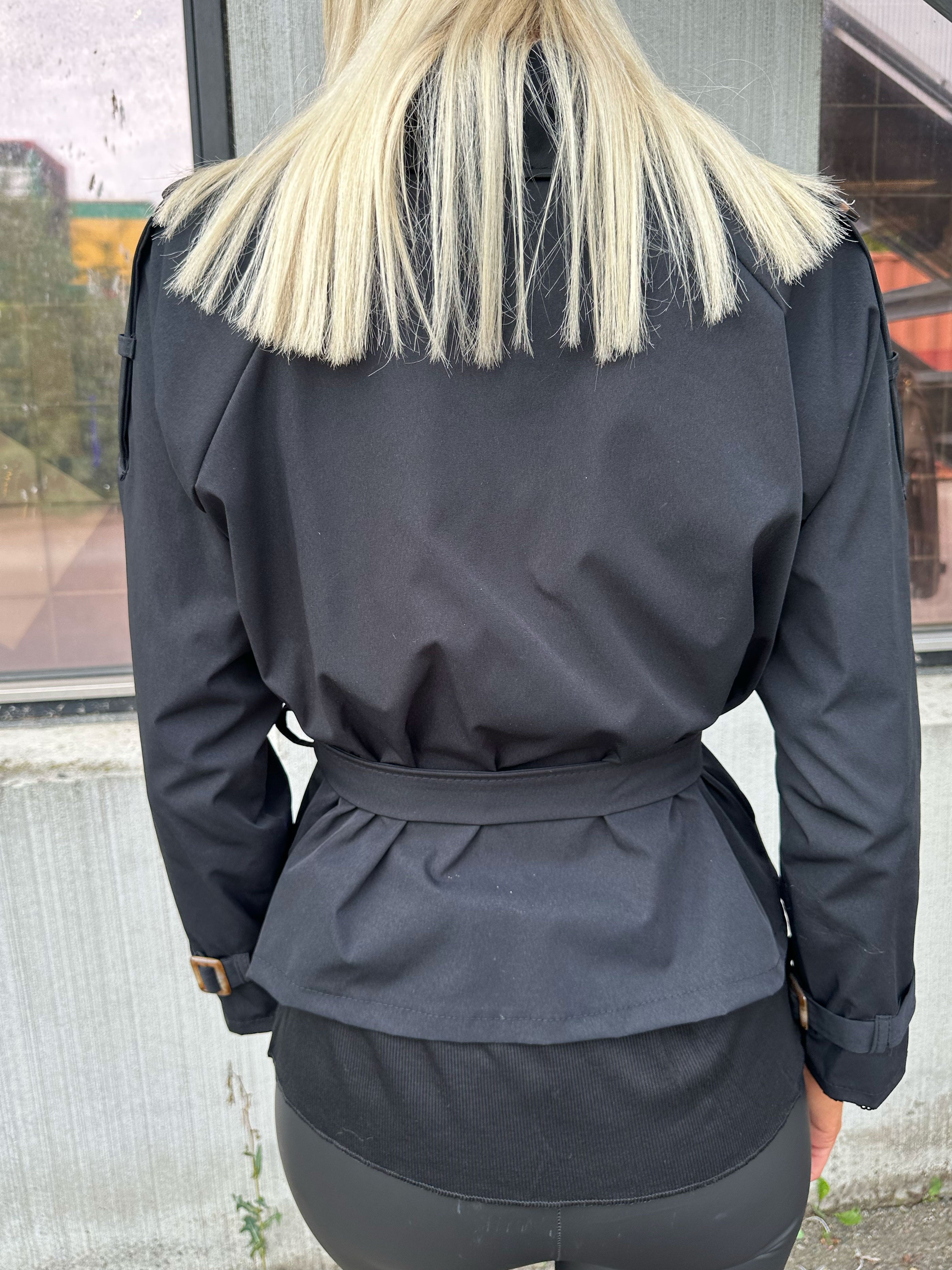 Carmen - Kort trenchcoat med knappar